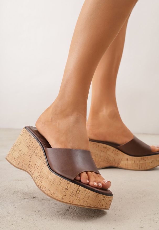 Renee - Brązowe Klapki z Kwadratowym Noskiem VICES na Koturnie z Fakturą Korka Kahliliana. Kolor: brązowy. Wzór: haft. Sezon: lato. Obcas: na koturnie. Styl: boho, wakacyjny, elegancki