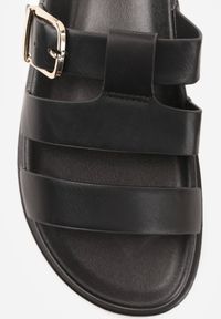 Born2be - Czarne Klapki na Płaskiej Podeszwie z Paskiem z Klamerką Ylindra. Nosek buta: otwarty. Kolor: czarny. Materiał: guma, skóra. Wzór: aplikacja. Sezon: lato. Obcas: na płaskiej podeszwie. Wysokość obcasa: niski #4