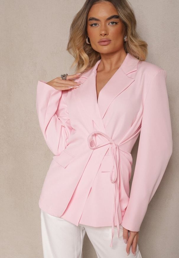 Renee - Różowa Marynarka Ozdobiona Wiązaniem z Boku Lunorisa. Okazja: na co dzień. Kolor: różowy. Wzór: aplikacja. Styl: casual, elegancki