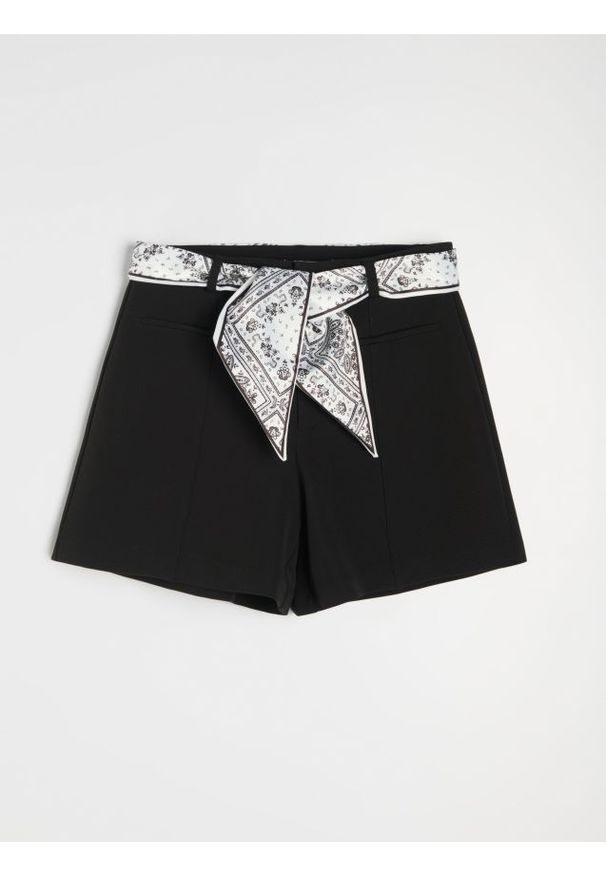 Sinsay - Eleganckie szorty z przeszytym kantem i paskiem - czarny. Kolor: czarny. Styl: elegancki