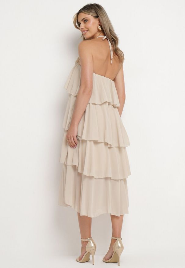 Born2be - Beżowa Sukienka z Falbanami Wiązana na Szyi z Broszką Kwiatem Tinallena. Okazja: na co dzień. Kolor: beżowy. Wzór: kwiaty. Styl: casual