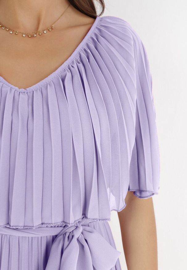 Born2be - Fioletowa Sukienka Plisowana z Szeroką Falbaną Przy Dekolcie Dinara. Kolor: fioletowy. Styl: wizytowy. Długość: maxi