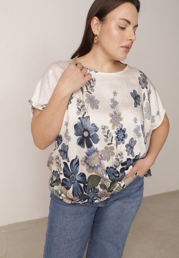 Born2be - Niebieska Wiskozowa Bluzka w Kwiaty Talina. Okazja: na co dzień. Kolor: niebieski. Materiał: wiskoza. Wzór: kwiaty. Styl: elegancki, klasyczny, casual