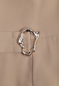 Renee - Beżowy Kombinezon VICES Ozdobiony Paskiem i Klamrą o Nieregularnym Kształcie Metilaeno. Kolor: beżowy. Wzór: aplikacja #8