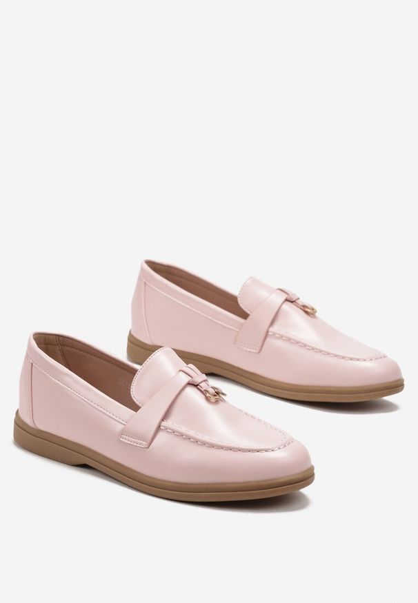 Born2be - Różowe Eleganckie Mokasyny z Ozdobną Zawieszką Biaga. Okazja: na co dzień, do pracy. Kolor: różowy. Wzór: aplikacja. Styl: elegancki