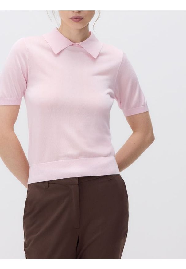 Reserved - T-shirt polo - pastelowy róż. Typ kołnierza: polo. Kolor: różowy. Materiał: dzianina, wiskoza