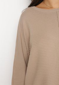 Born2be - Beżowy Sweter z Rękawem Nietoperz Anfrei. Kolor: beżowy. Materiał: tkanina. Długość rękawa: długi rękaw. Długość: długie #5