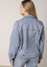 Born2be - Niebieska Jeansowa Kurtka o Kroju Oversize z Dodatkiem Lyocellu i Bawełną Vimerinia. Okazja: na spacer, na co dzień. Kolor: niebieski. Materiał: bawełna, jeans. Sezon: lato. Styl: casual #7
