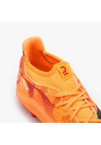 KIPSTA - Buty do piłki nożnej dla dzieci Kipsta Viralto III FG Mango sznurowane. Nosek buta: okrągły. Materiał: mesh, syntetyk. Szerokość cholewki: normalna. Sport: piłka nożna