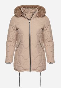 Born2be - Beżowa Klasyczna Kurtka z Pikowanymi Przeszyciami i Kapturem z Futerkiem Raffisa. Okazja: na co dzień. Kolekcja: plus size. Kolor: beżowy. Materiał: futro. Styl: klasyczny