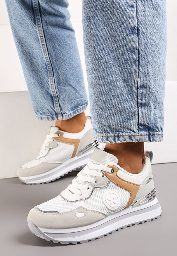 Renee - Biało-Szare Sneakersy na Niskiej Platformie z Metalicznym Paskiem za Kostkę Dapphira. Okazja: na co dzień. Wysokość cholewki: za kostkę. Nosek buta: okrągły. Zapięcie: pasek. Kolor: biały. Materiał: jeans, skóra. Obcas: na platformie