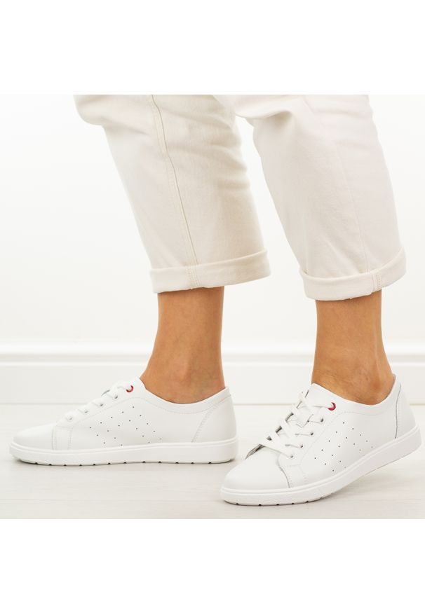 Białe skórzane półbuty damskie Filippo Dp7556/26. Okazja: na co dzień. Zapięcie: sznurówki. Kolor: biały. Materiał: skóra. Sezon: wiosna, lato. Styl: casual, klasyczny