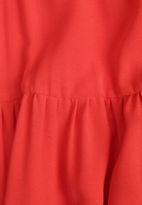 Renee - Czerwona Rozkloszowana Maxi Sukienka z Falbankami i Wiązaniem na Tyle Karins. Typ kołnierza: kołnierz z falbankami. Kolor: czerwony. Materiał: dzianina. Długość rękawa: na ramiączkach. Wzór: aplikacja, gładki. Długość: maxi #2