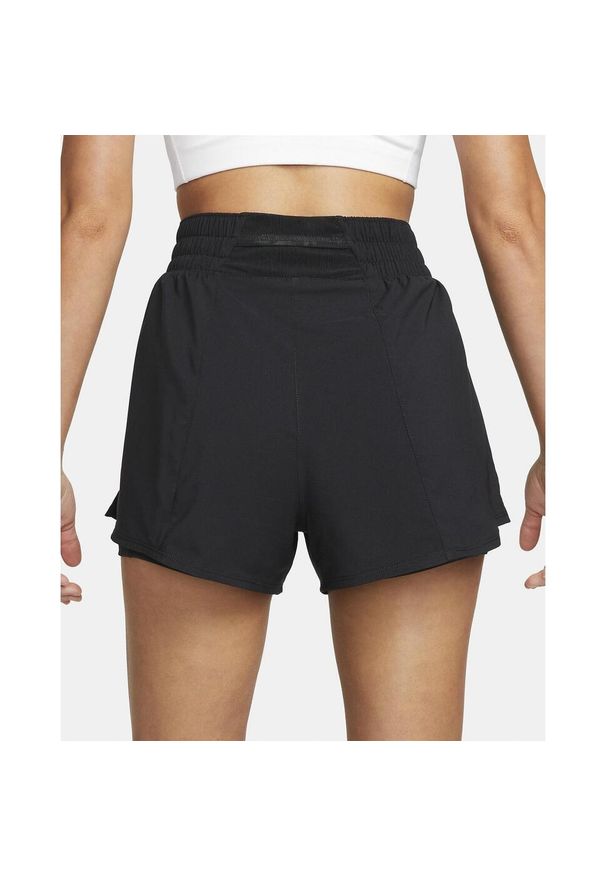 Spodnie treningowe damskie Nike DX6016. Kolor: czarny. Materiał: syntetyk, materiał. Długość: krótkie
