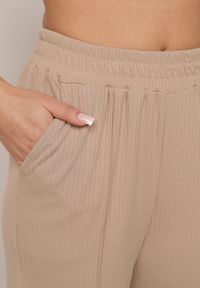 Born2be - Beżowe Szerokie Spodnie z Prążkowanej Tkaniny z Wysokim Stanem Sarora. Okazja: na co dzień. Stan: podwyższony. Kolor: beżowy. Materiał: tkanina, prążkowany. Wzór: prążki. Styl: casual #5