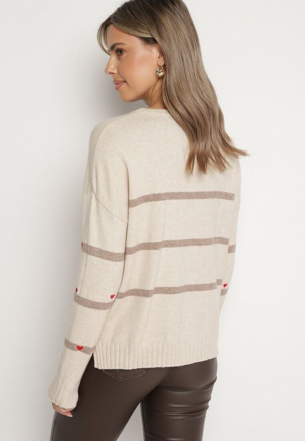 Born2be - Beżowy Sweter w Paski z Wyhaftowanymi Serduszkami Nerisea. Kolor: beżowy. Wzór: paski. Styl: elegancki