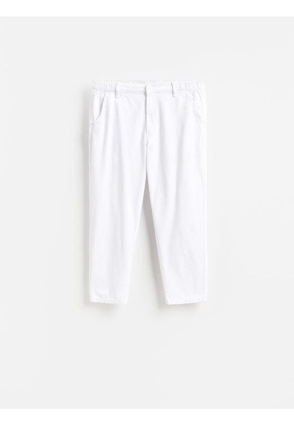 Reserved - Jeansy Jogger fit - biały. Kolor: biały