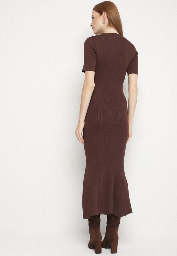 Born2be - Brązowa Dzianinowa Sukienka z Wiskozą o Taliowanym Kroju z Guzikami Fenallea. Okazja: do pracy, na spotkanie biznesowe. Kolor: brązowy. Materiał: wiskoza, dzianina. Styl: biznesowy, elegancki