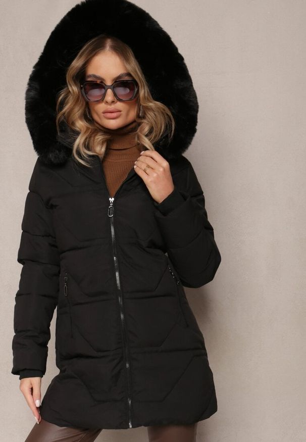 Renee - Czarna Pikowana Kurtka z Kapturem i Ozdobnym Futerkiem Zepiola. Okazja: na spacer. Typ kołnierza: kaptur. Kolor: czarny. Materiał: futro. Styl: elegancki