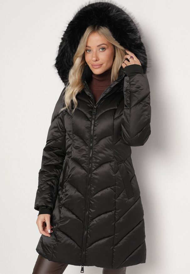 Born2be - Czarna Kurtka Pikowana z Kapturem z Futrem i Szerokimi Ściągaczami Innia. Okazja: na spacer, na co dzień. Typ kołnierza: kaptur. Kolor: czarny. Materiał: futro. Styl: casual, elegancki