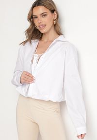 Born2be - Biała Bawełniana Koszula i Top na Ramiączkach Ozdobiona Koronką Odarriva. Okazja: na co dzień. Typ kołnierza: kołnierzyk klasyczny, dekolt w kształcie V. Kolor: biały. Materiał: koronka, bawełna. Długość rękawa: na ramiączkach. Długość: długie. Wzór: aplikacja, koronka. Styl: klasyczny, casual, elegancki #5