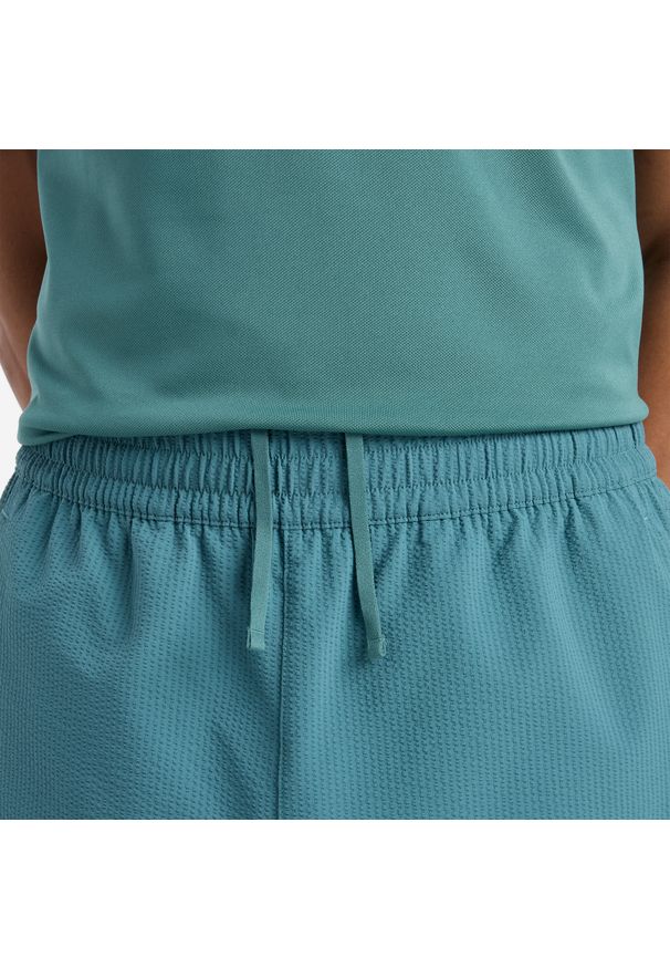 Spodenki męskie New Balance MS51402NUS – niebieskie. Kolor: niebieski. Materiał: tkanina, nylon, materiał, lycra. Sport: tenis