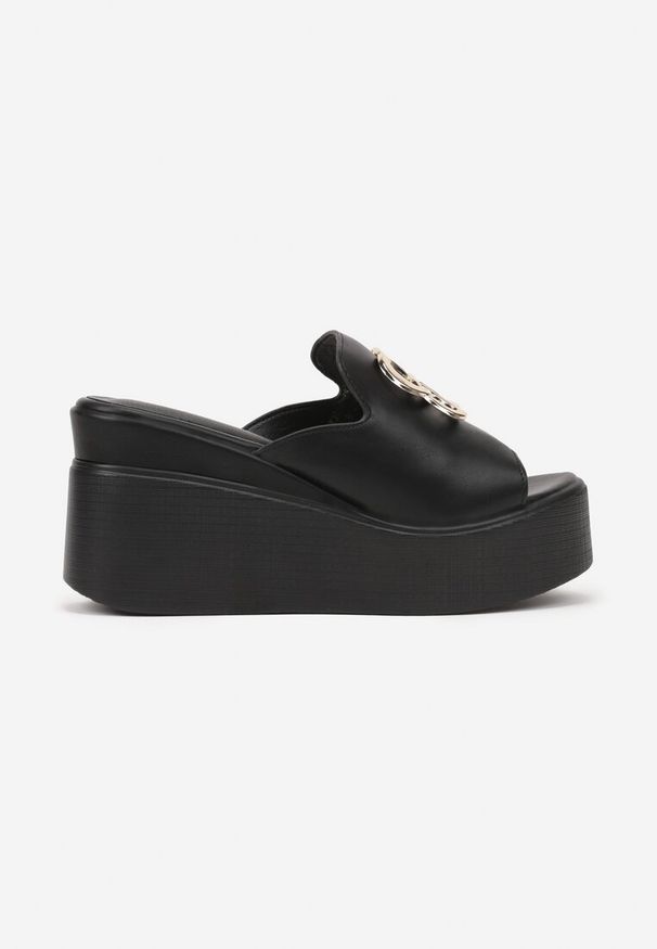 Born2be - Czarne Klapki Vices na Koturnie z Metaliczną Aplikacją Nitovella. Okazja: na co dzień. Kolor: czarny. Materiał: jeans. Wzór: aplikacja. Sezon: lato, wiosna. Obcas: na koturnie. Styl: elegancki, casual