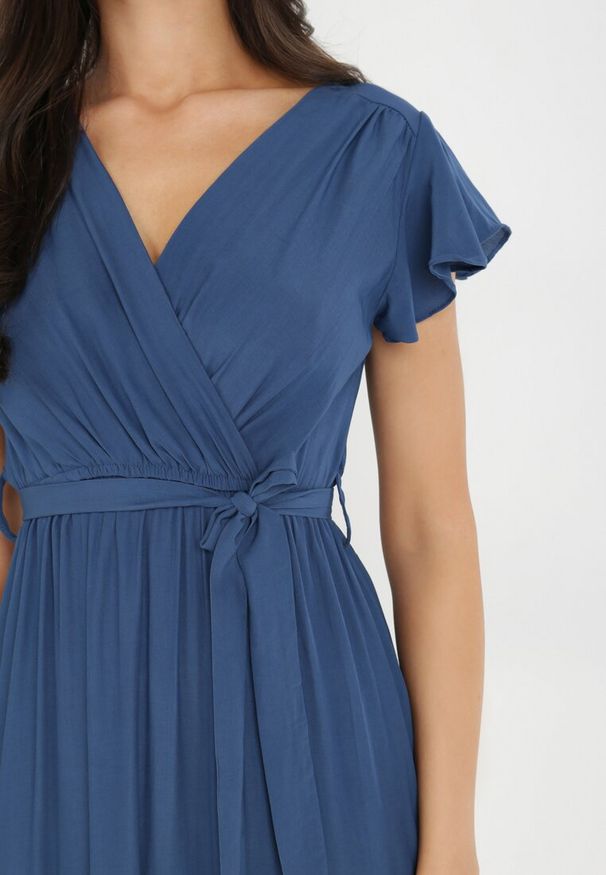 Born2be - Granatowa Sukienka Cephemus. Kolor: niebieski. Materiał: materiał. Wzór: jednolity, gładki. Sezon: lato. Typ sukienki: kopertowe, rozkloszowane. Styl: wakacyjny. Długość: maxi