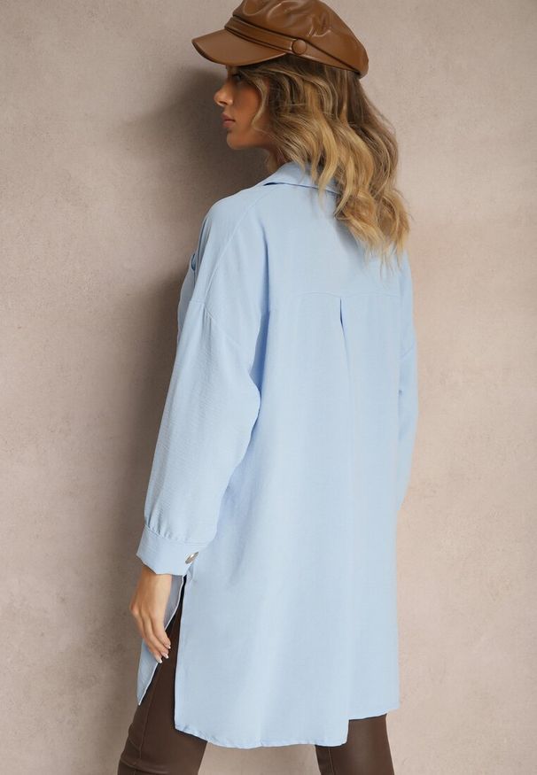 Renee - Jasnoniebieska Koszula Oversize o Długim Fasonie z Rozcięciami Tasine. Typ kołnierza: kołnierzyk klasyczny. Kolor: niebieski. Długość rękawa: długi rękaw. Długość: długie. Wzór: aplikacja. Styl: klasyczny, elegancki