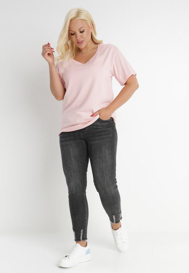 Born2be - Jasnoróżowy T-shirt Aetheriel. Kolor: różowy. Materiał: dzianina. Długość rękawa: krótki rękaw. Długość: krótkie. Wzór: gładki. Styl: sportowy, klasyczny