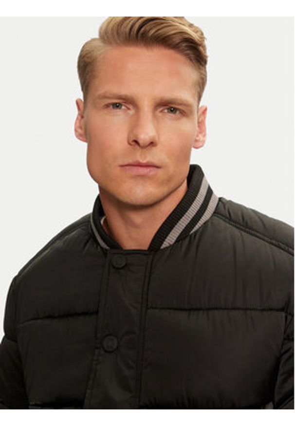 Guess Kurtka bomber M4BL31 WGJ92 Czarny Regular Fit. Kolor: czarny. Materiał: syntetyk