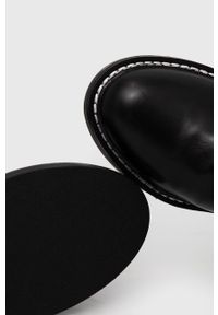 Guess - Kozaki. Nosek buta: okrągły. Kolor: czarny. Szerokość cholewki: normalna. Obcas: na obcasie. Wysokość obcasa: niski #5
