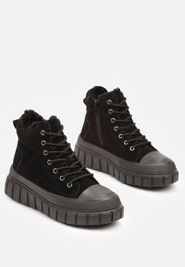 Renee - Czarne Sznurowane Botki Vices na Platformie Ozdobionej Tłoczeniem Savalirae. Okazja: na co dzień. Kolor: czarny. Materiał: futro, jeans, wełna, skóra. Wzór: aplikacja. Obcas: na platformie. Styl: elegancki, casual. Wysokość obcasa: średni
