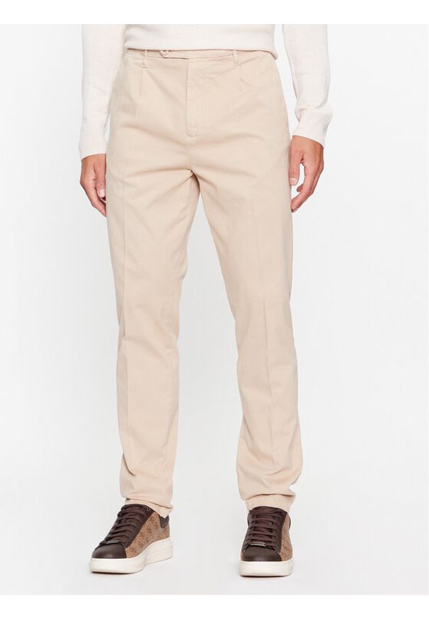 Guess Spodnie materiałowe Noah M3BB27 WFPMA Beżowy Slim Fit. Kolor: beżowy. Materiał: bawełna