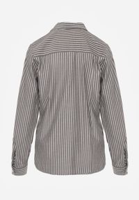 Born2be - Czarna Klasyczna Koszula z Bawełną w Paski Zapinana na Ozdobne Guziki Doriareida. Okazja: na co dzień, na spacer. Kolor: czarny. Materiał: bawełna. Wzór: paski. Styl: klasyczny #5