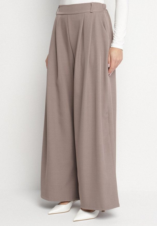 Born2be - Jasnobrązowe Spodnie o Fasonie Palazzo z Wsuwanymi Kieszeniami Adivena. Okazja: na co dzień. Stan: podwyższony. Kolor: brązowy. Materiał: jedwab. Długość: długie. Styl: elegancki, casual