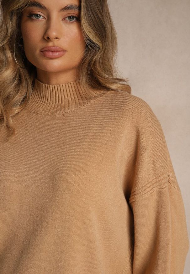 Renee - Ciemnobeżowy Gładki Golf Zdobiony Guzikami przy Dekolcie Rallessa. Okazja: na co dzień, na spotkanie biznesowe, na randkę. Typ kołnierza: golf. Kolor: beżowy. Materiał: jeans. Długość rękawa: długi rękaw. Długość: długie. Wzór: gładki, aplikacja. Styl: klasyczny, casual, biznesowy, elegancki