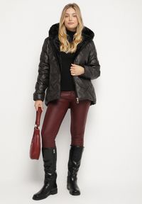 Born2be - Czarna Pikowana Kurtka o Prostym Kroju z Kapturem Avilerie. Okazja: na co dzień. Typ kołnierza: kaptur. Kolekcja: plus size. Kolor: czarny. Materiał: jeans. Styl: casual, elegancki #7