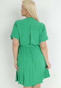 Born2be - Zielona Sukienka z Kopertowym Dekoltem Wiązanym Paskiem i Gumką w Pasie Vung. Kolor: zielony. Materiał: materiał. Typ sukienki: kopertowe. Długość: mini