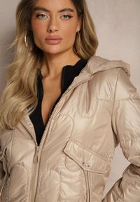 Renee - Beżowa Kurtka z Kapturem Ozdobiona Pikowaniem Talemi. Okazja: na co dzień. Typ kołnierza: kaptur. Kolor: beżowy. Materiał: jeans. Wzór: aplikacja. Styl: casual, elegancki #4