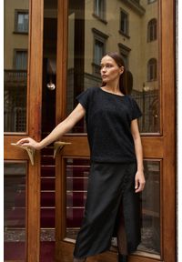 MOODO - Błyszcząca bluzka z krótkimi rękawami czarna. Kolor: czarny. Materiał: poliester, elastan, wiskoza. Długość rękawa: krótki rękaw. Długość: krótkie #1