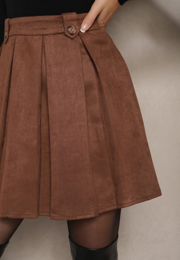 Renee - Brązowa Rozkloszowana Spódnica z Ekozamszu z Plisami w Stylu Preppy Sealia. Okazja: do pracy. Kolor: brązowy. Styl: elegancki, wizytowy, klasyczny