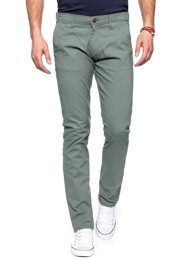 Wrangler - WRANGLER SPODNIE MĘSKIE LARSTON DUSTY OLIVE W18SGJ275. Wzór: moro. Sezon: lato. Styl: militarny, klasyczny