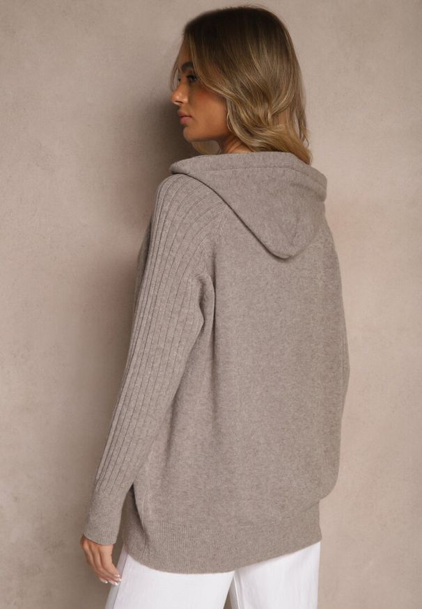 Renee - Ciemnobrązowy Sweter z Wiskozą i Kaszmirem oraz z Kapturem Nerolin. Okazja: na co dzień, na spacer. Typ kołnierza: kaptur. Kolor: brązowy. Materiał: wiskoza, kaszmir. Styl: casual, elegancki