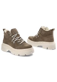 Botki damskie Kampa, z naturalnej skóry zamszowej z wysoką cholewką klasycznym sznurowaniem i ociepleniem przy krawędzi masywna podeszwa o jednolitej. Kolor: brązowy. Szerokość cholewki: normalna. Wzór: jednolity. Wysokość cholewki: przed kolano. Materiał: zamsz, skóra. Sezon: zima. Obcas: na obcasie. Styl: klasyczny, elegancki. Wysokość obcasa: niski #5