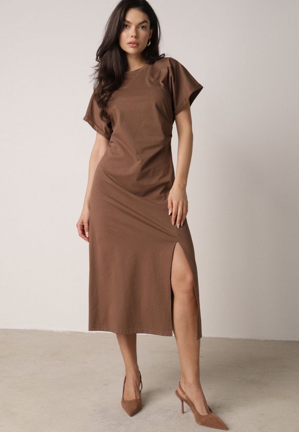 Born2be - Brązowa Sukienka o Rozkloszowanym Kroju z Marszczeniem i Rozcięciem Zinnariae. Okazja: na co dzień. Kolor: brązowy. Materiał: jeans. Styl: casual