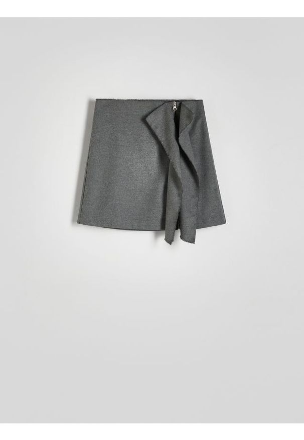 Reserved - Spódnica mini z ozdobnymi fałdami - jasnoszary. Kolor: szary. Materiał: tkanina, wiskoza. Wzór: gładki