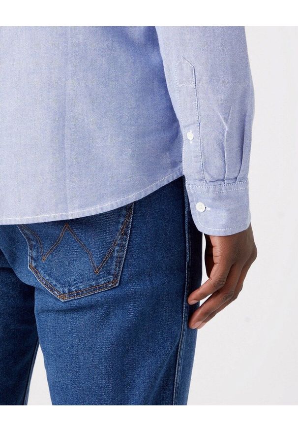 Wrangler - WRANGLER LS 1 PKT BUTTON DOWN MĘSKA KOSZULA MATERIAŁOWA MATERIAŁ BLUE TINT W5B1BMX7K 112320866. Typ kołnierza: button down. Materiał: materiał