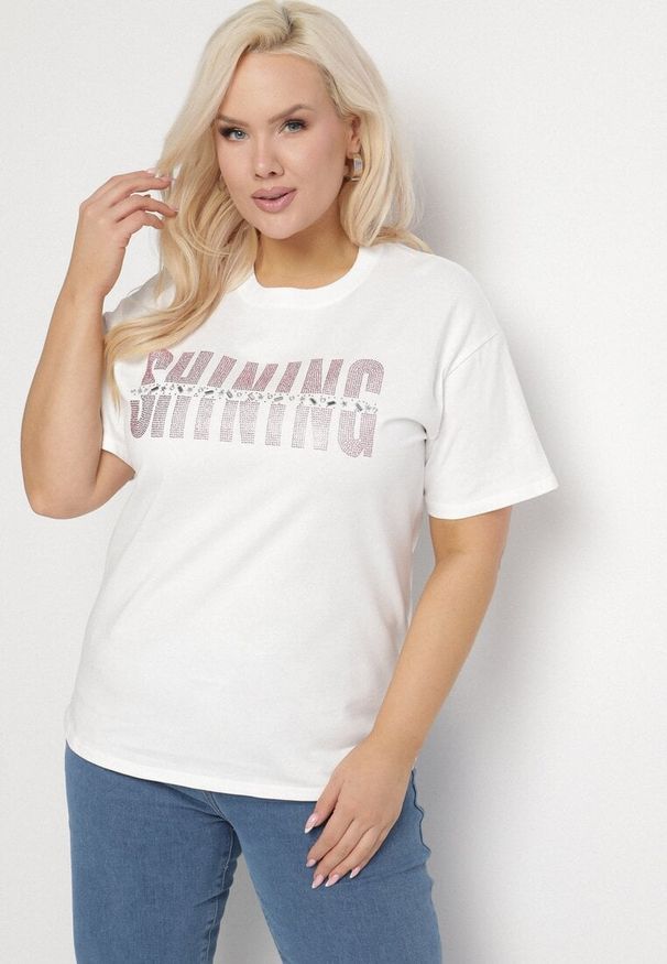 Born2be - Biały T-shirt z Bawełny z Cyrkoniowym Napisem Hirtebia. Okazja: na co dzień. Kolor: biały. Materiał: bawełna. Wzór: napisy. Styl: casual