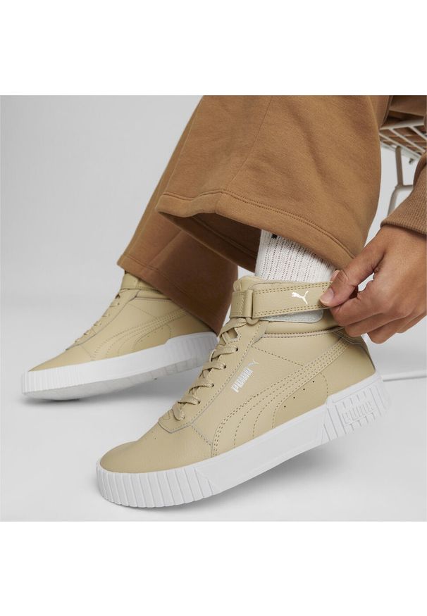 Buty do chodzenia damskie Puma Carina 20 Mid. Wysokość cholewki: za kostkę. Zapięcie: rzepy. Kolor: biały, wielokolorowy, szary. Materiał: syntetyk, materiał. Szerokość cholewki: normalna. Sport: turystyka piesza